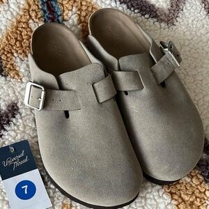 Universal Thread Betsy Clog Mule size 7